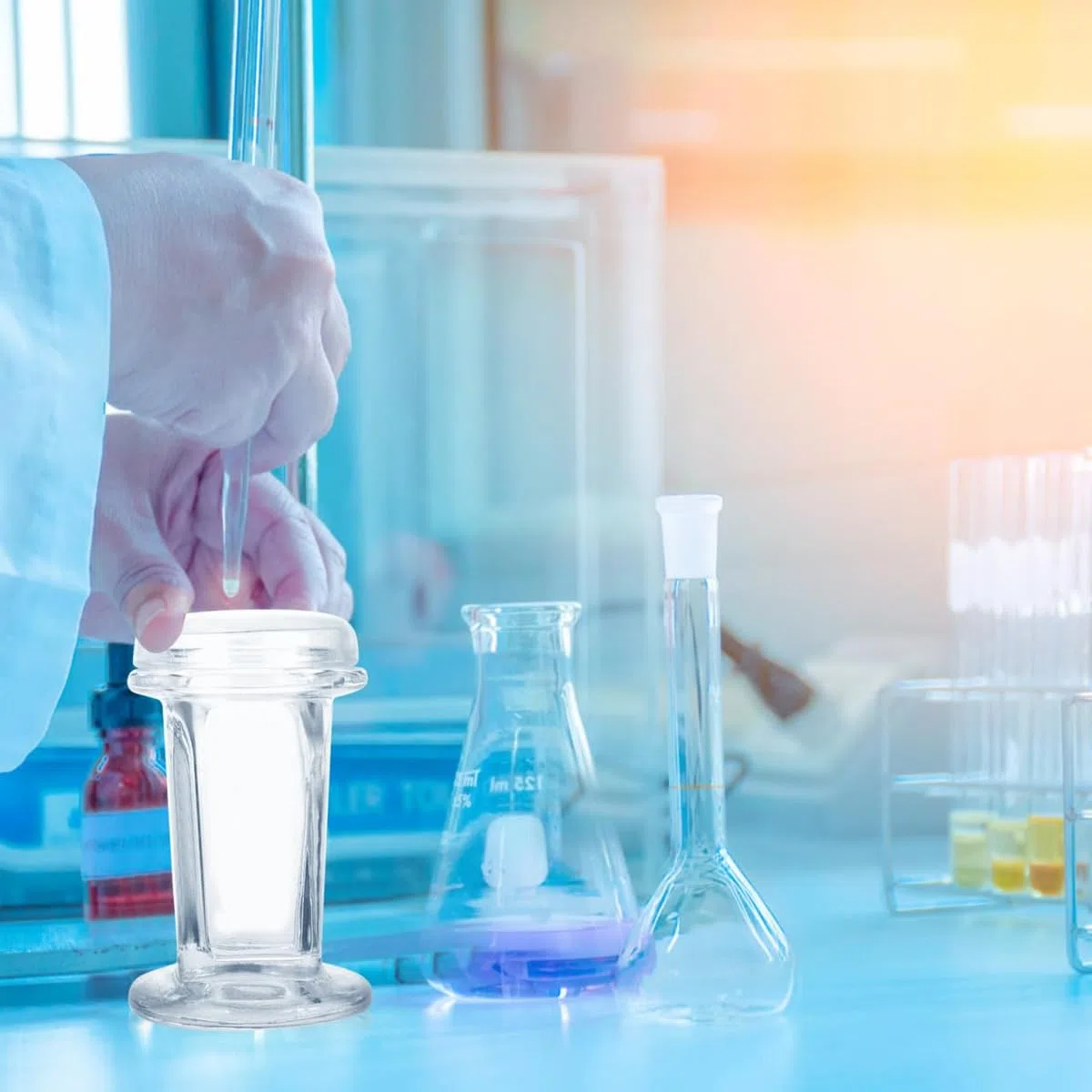 Vasca per colorazione in vetro con coperchio rotondo, capacità 5 vetrini per laboratori, barattolo per colorazione in vetro bianco alto